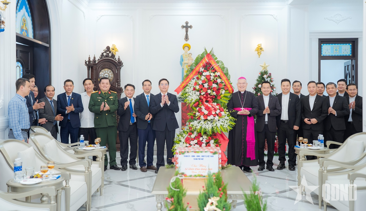 Lãnh đạo thành phố Huế thăm, chúc mừng Giáng sinh Tổng Giáo phận Huế